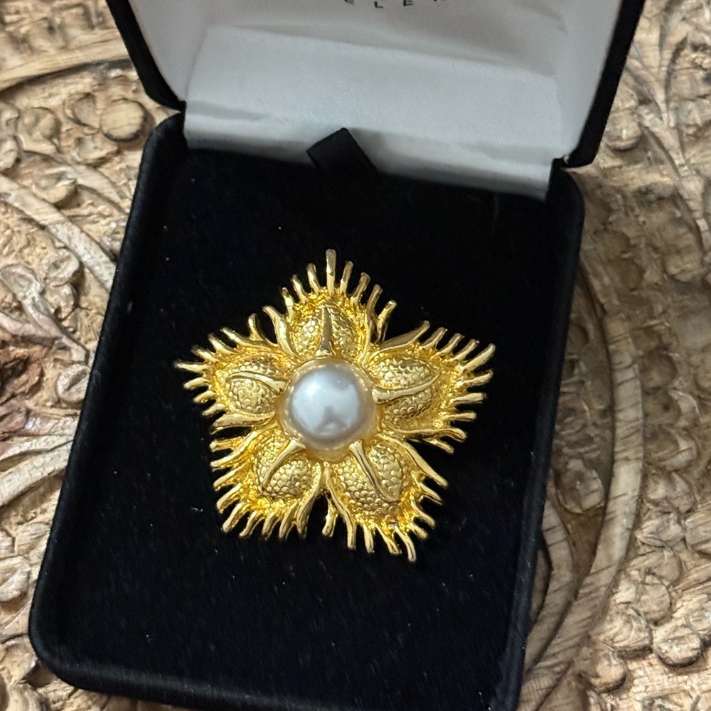 Vintage Goldtone flower brooch